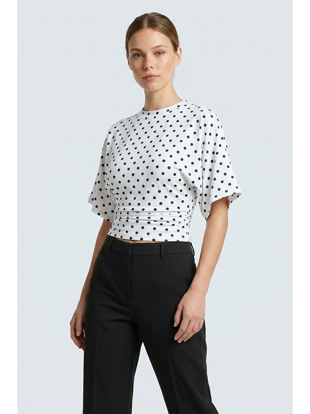 Beyaz Puantiyeli Bisiklet Yaka Beli Büzgülü Yarasa Kollu Crop Bluz-3