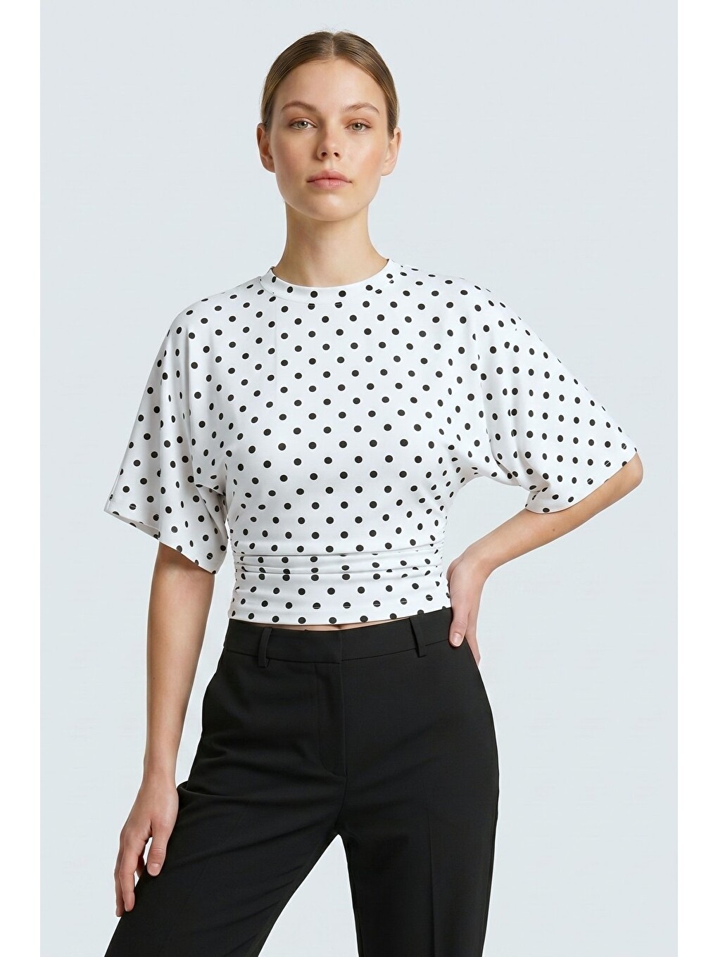 Beyaz Puantiyeli Bisiklet Yaka Beli Büzgülü Yarasa Kollu Crop Bluz-4