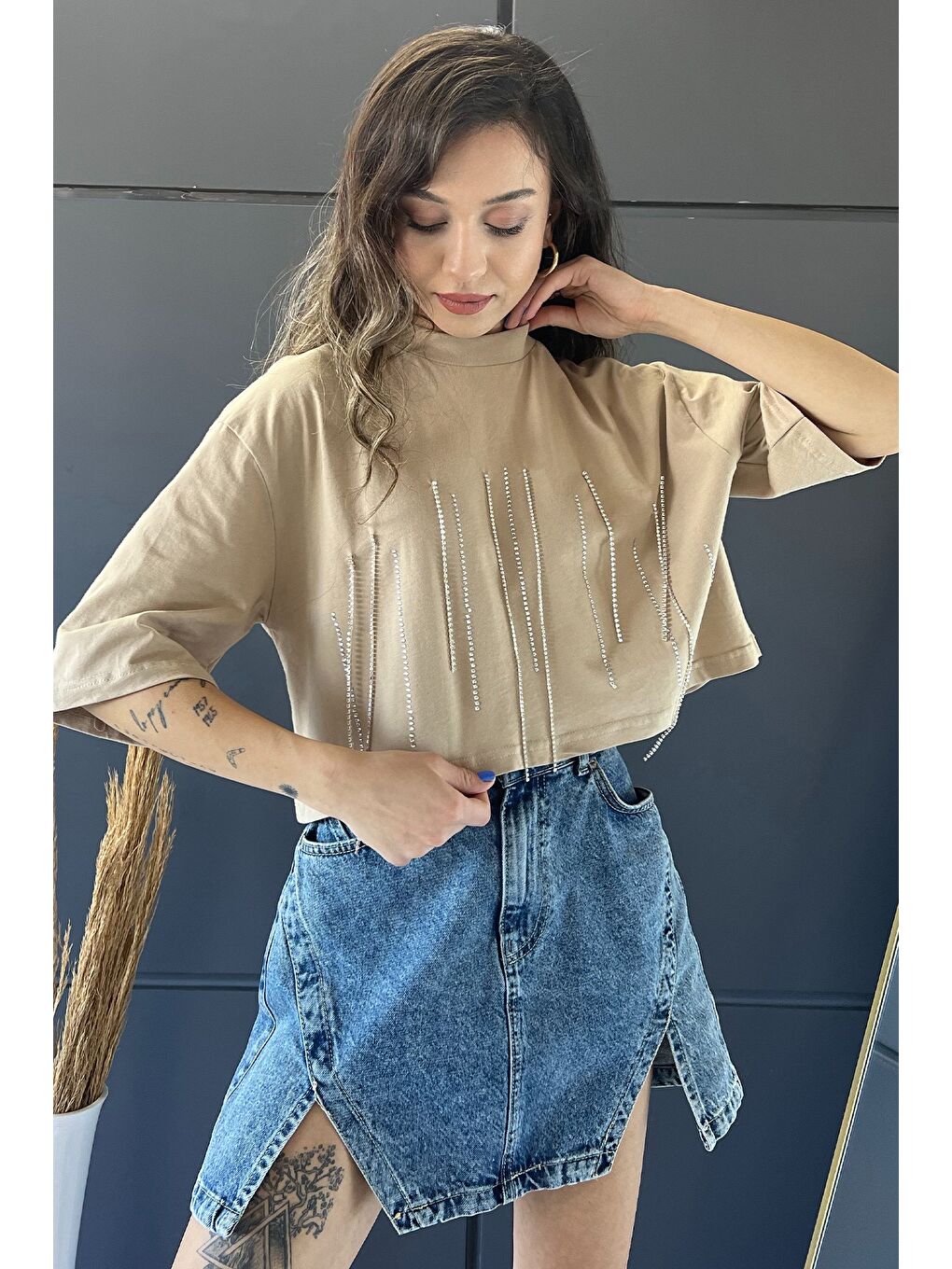 GÜLSELİ Bej Bisiklet Yaka Taş İşlemeli Oversize Crop Top Bluz - 1