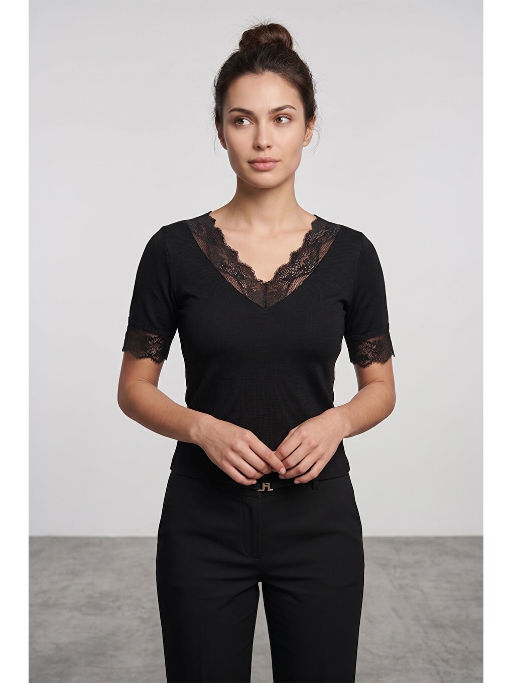 Siyah Kol Ve Yaka Dantelli Slim Fit Transparan Bluz-1
