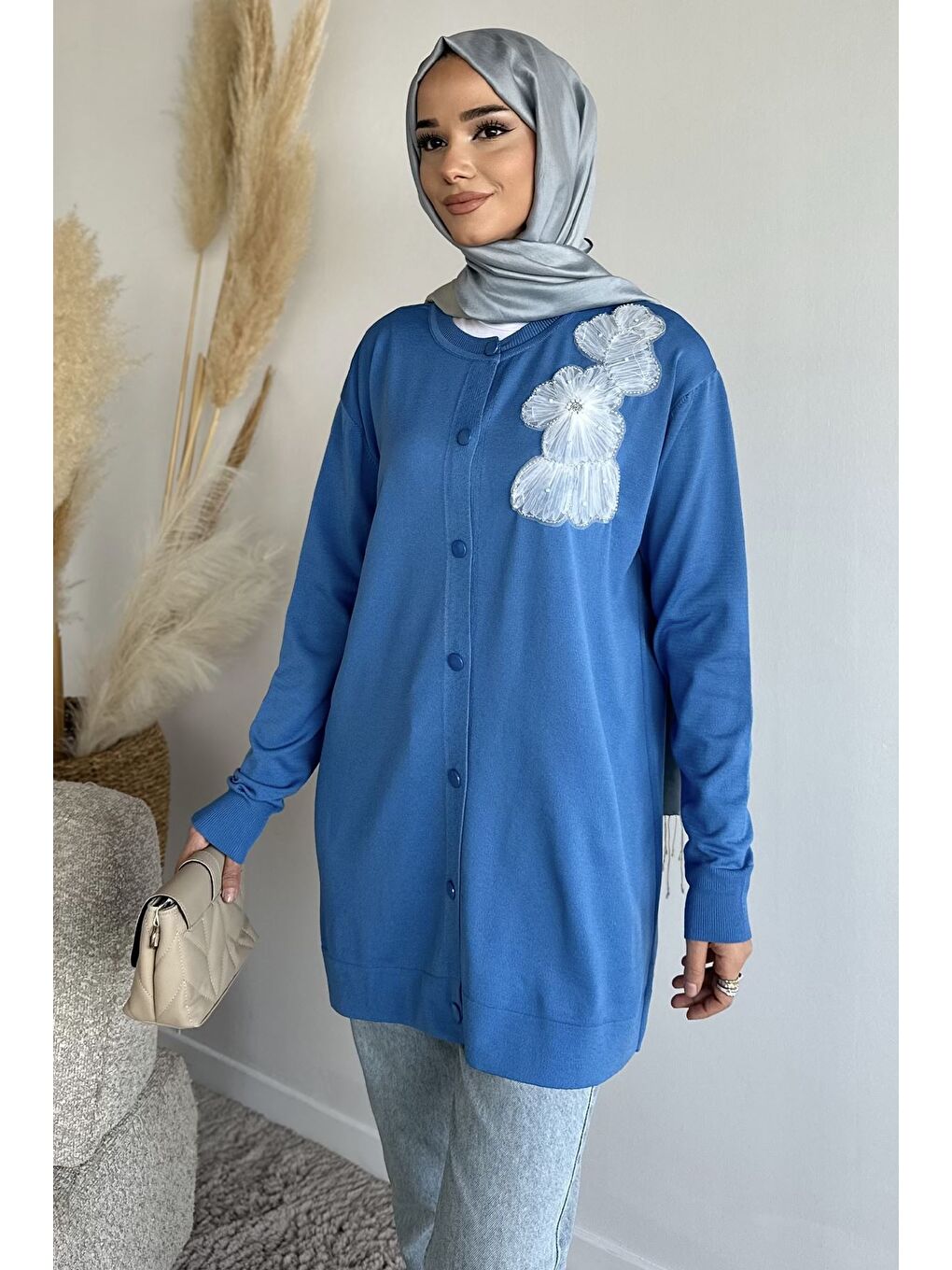 Mavi Çiçek Figürlü Ön Düğmeli Tesettür Triko Hırka (s-m-l-xl Beden Uyumludur.)-1