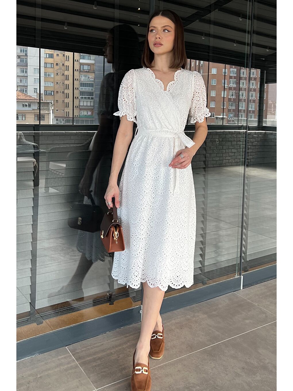 Ekru Kruvaze Yaka Bel Bağcıklı Brode Elbise