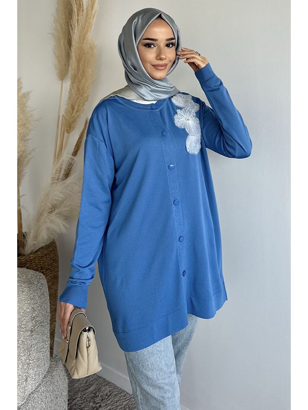 Mavi Çiçek Figürlü Ön Düğmeli Tesettür Triko Hırka (s-m-l-xl Beden Uyumludur.)-2