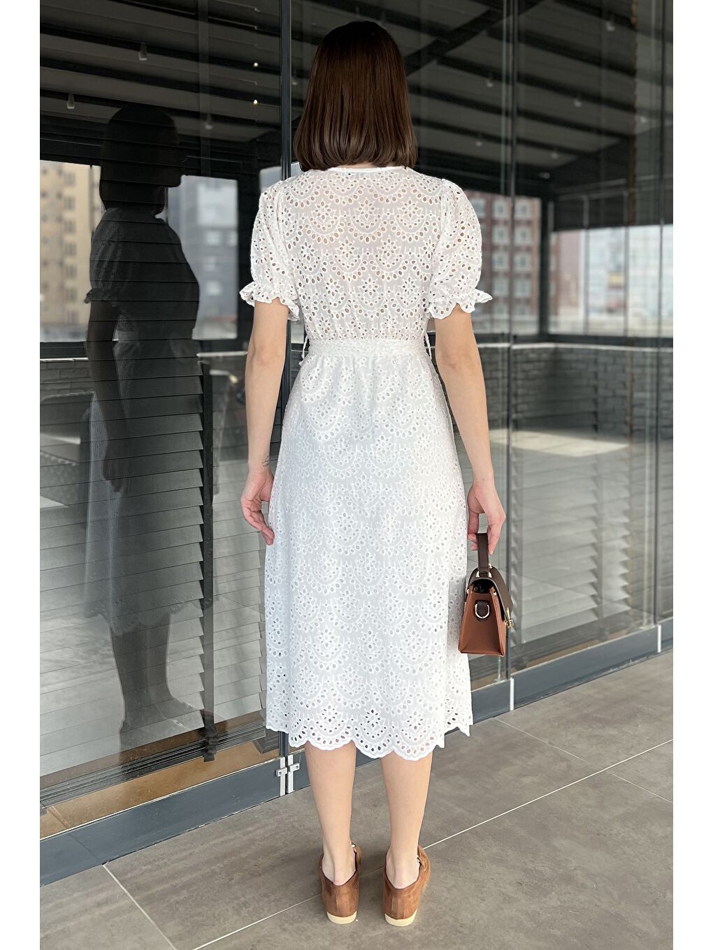 Ekru Kruvaze Yaka Bel Bağcıklı Brode Elbise-2