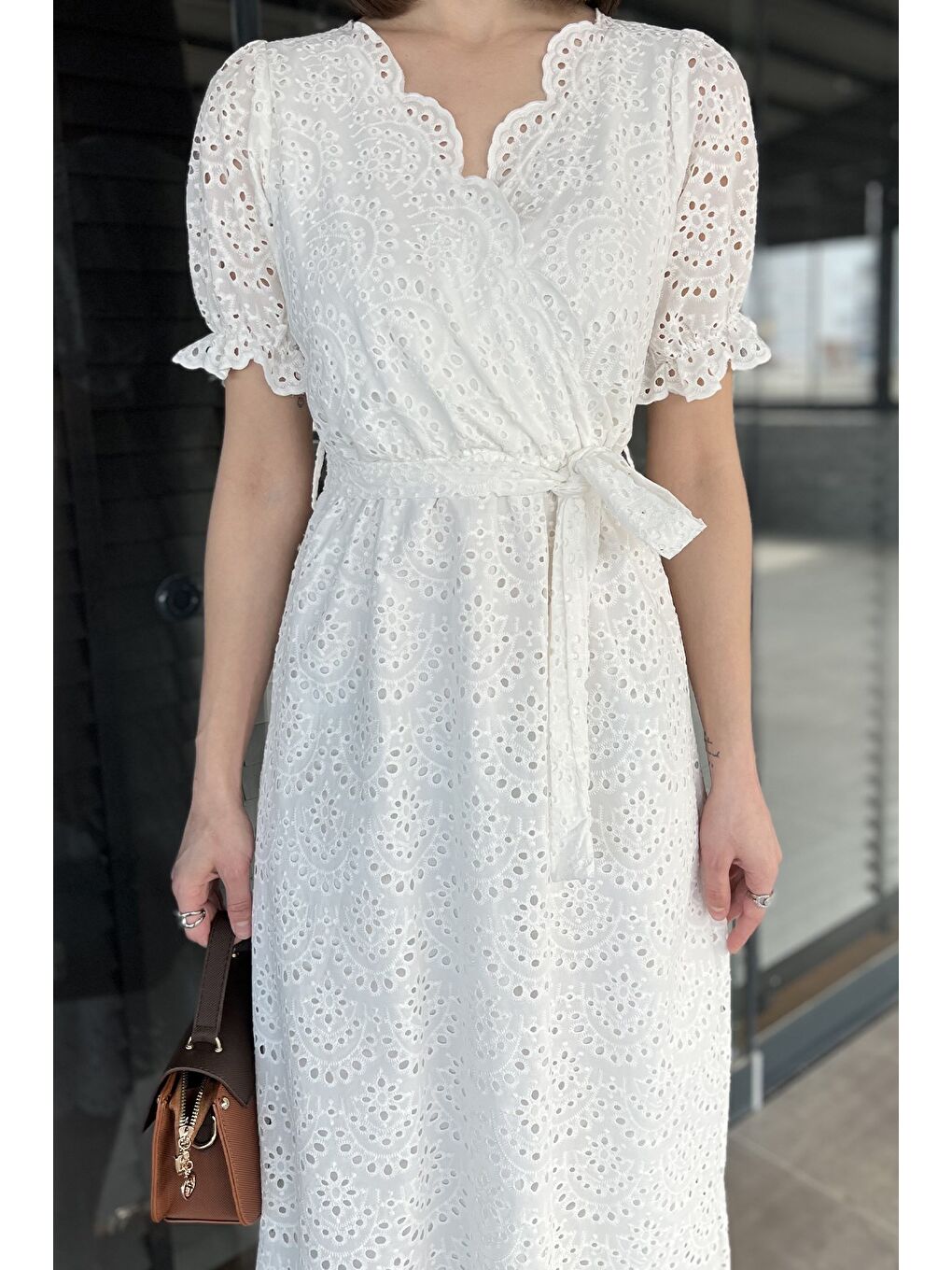 Ekru Kruvaze Yaka Bel Bağcıklı Brode Elbise-3