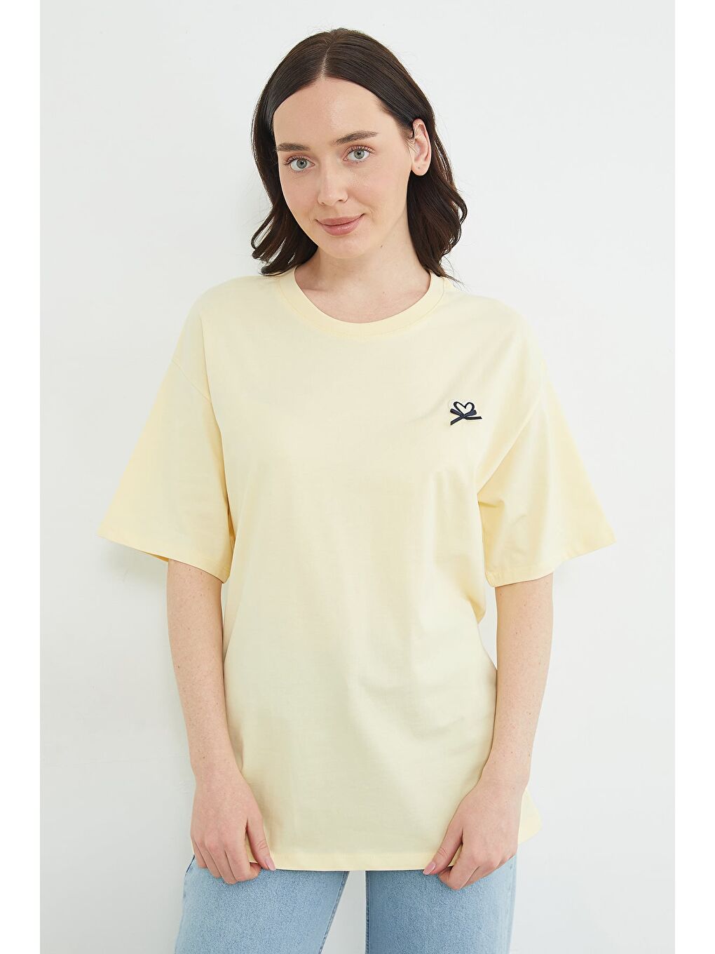 Sarı Kalp Nakışlı Bisiklet Yaka Salaş Tişört-1