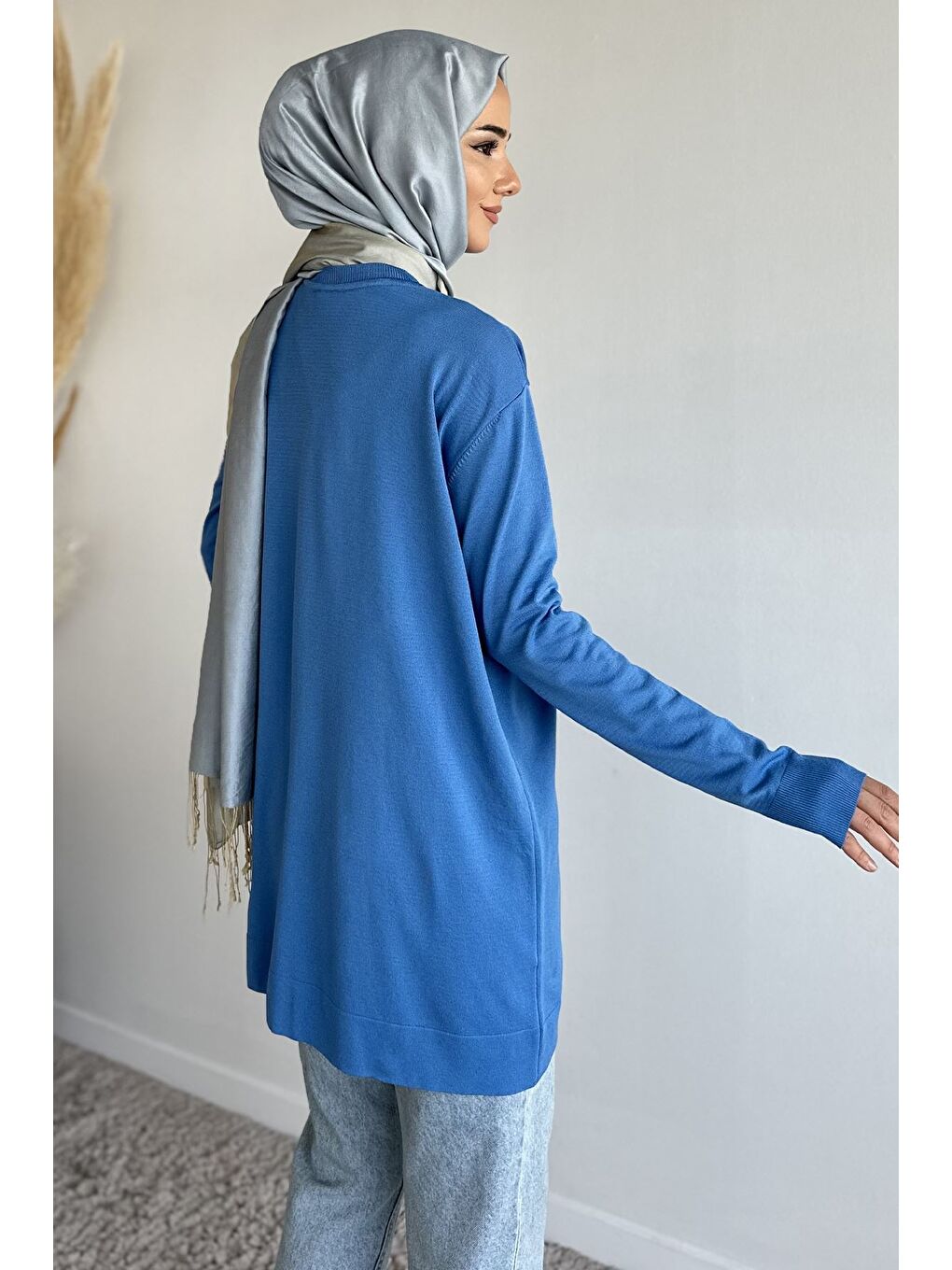 Mavi Çiçek Figürlü Ön Düğmeli Tesettür Triko Hırka (s-m-l-xl Beden Uyumludur.)-5