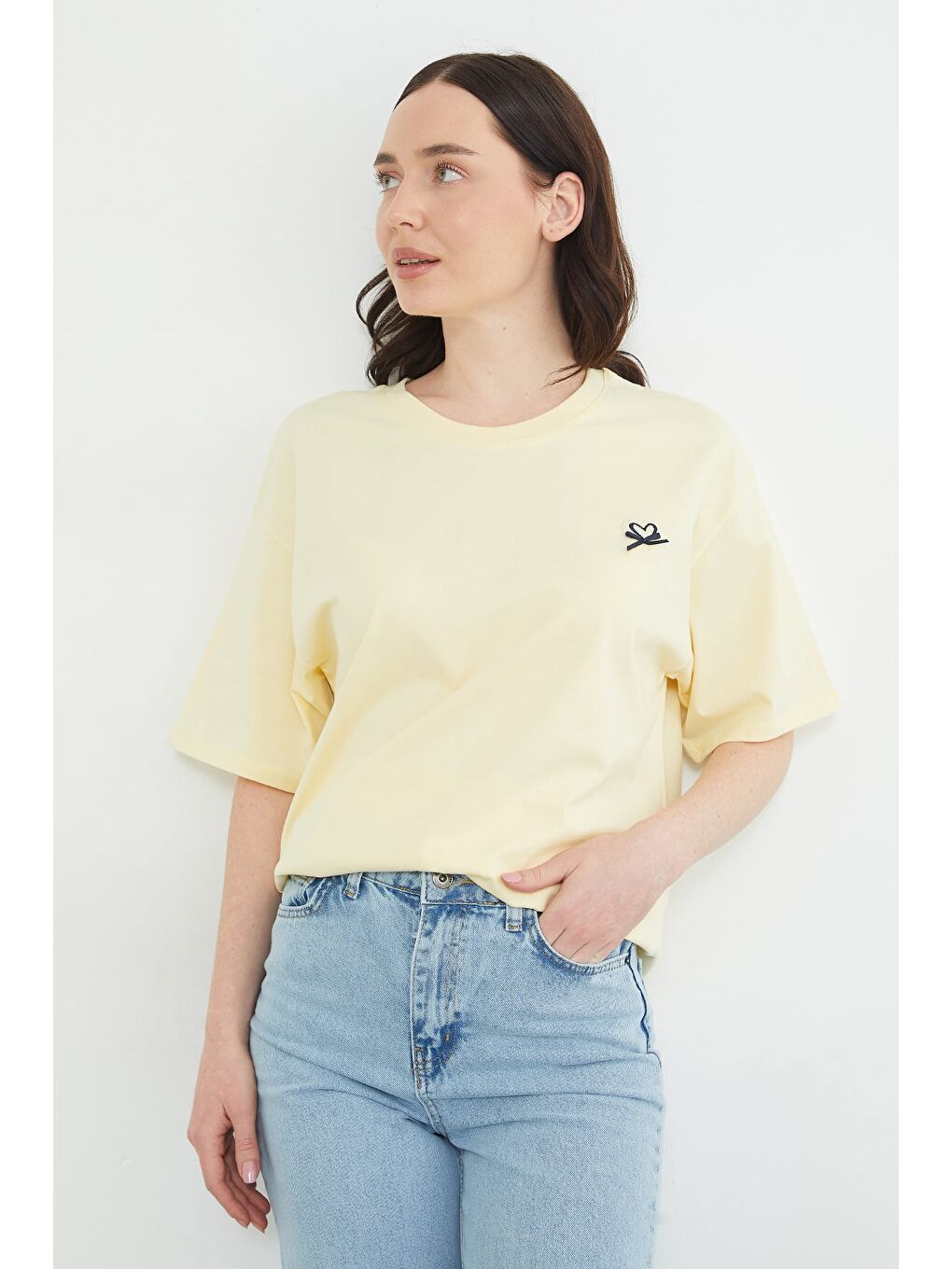 Sarı Kalp Nakışlı Bisiklet Yaka Salaş Tişört-3