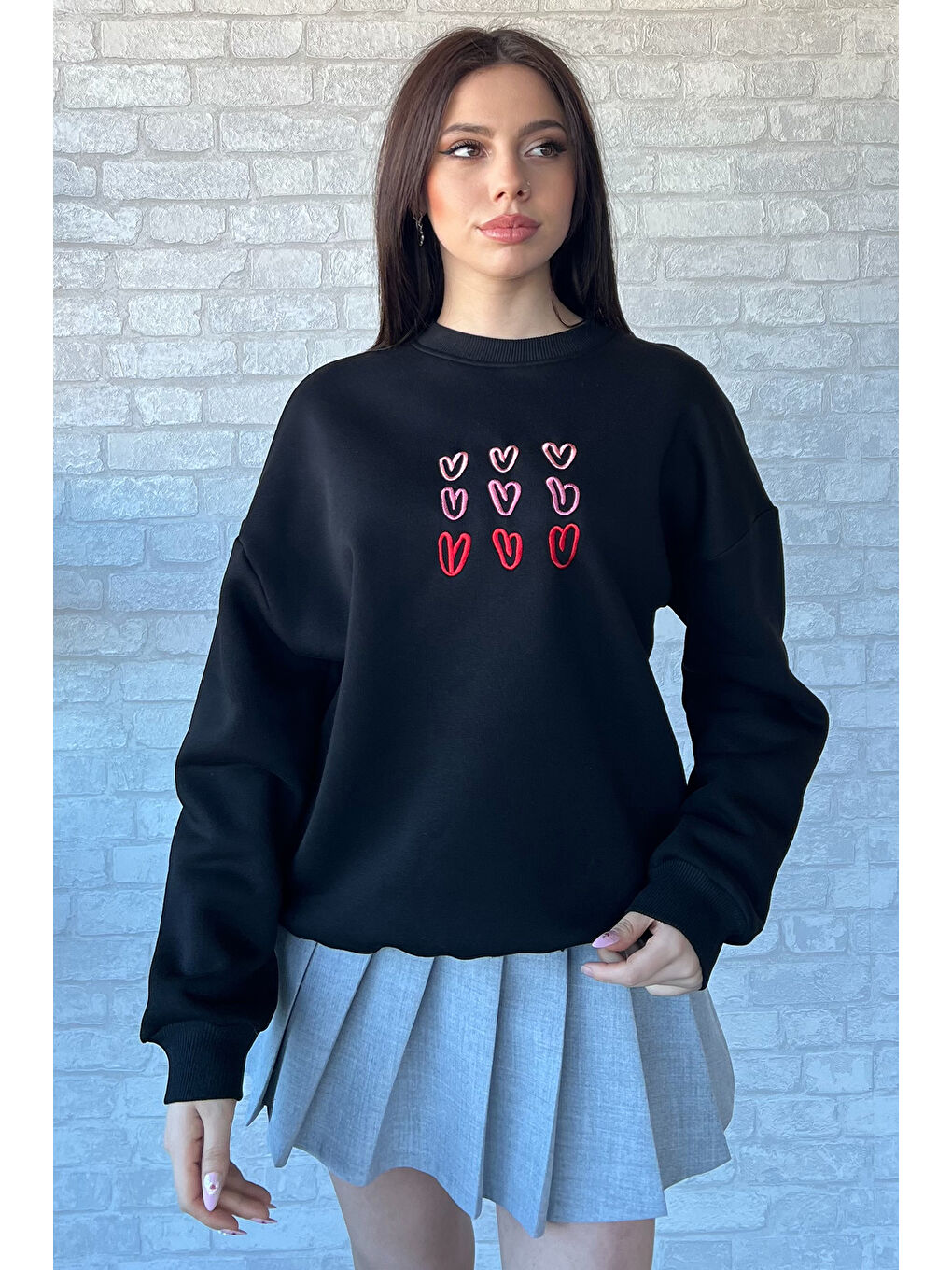 Siyah Kadın Bisiklet Yaka Kalp Nakışlı Şardonlu Sweatshirt