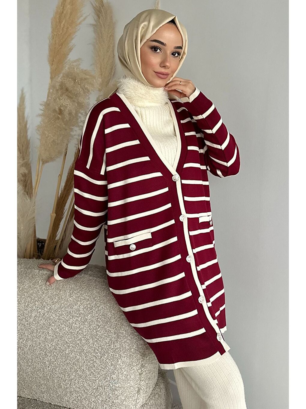 Bordo Gülseli Çizgi Desenli Ön Düğmeli Tesettür Triko Hırka