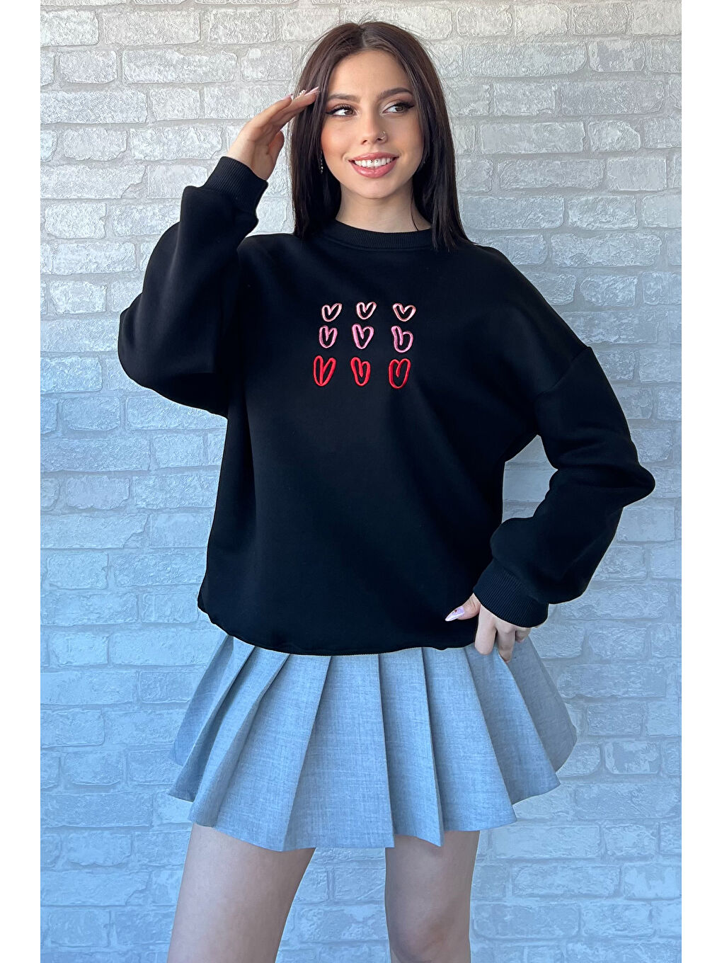 Siyah Kadın Bisiklet Yaka Kalp Nakışlı Şardonlu Sweatshirt-1