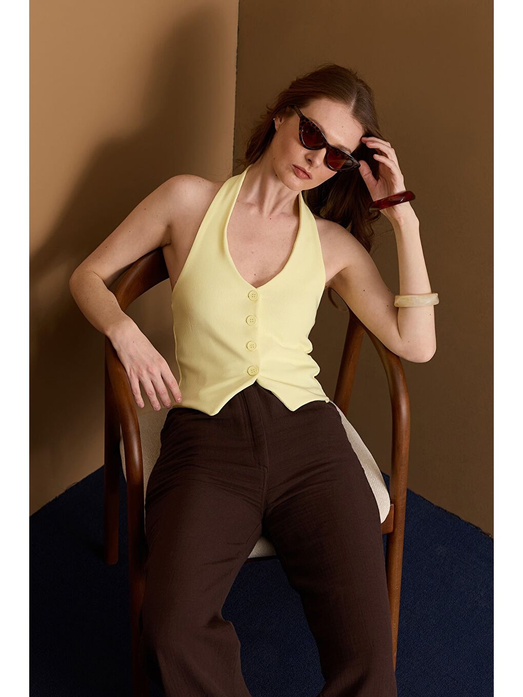 Sarı Boyundan Geçmeli Düğmeli Yelek