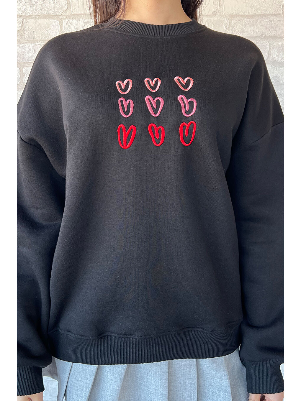 Siyah Kadın Bisiklet Yaka Kalp Nakışlı Şardonlu Sweatshirt-2