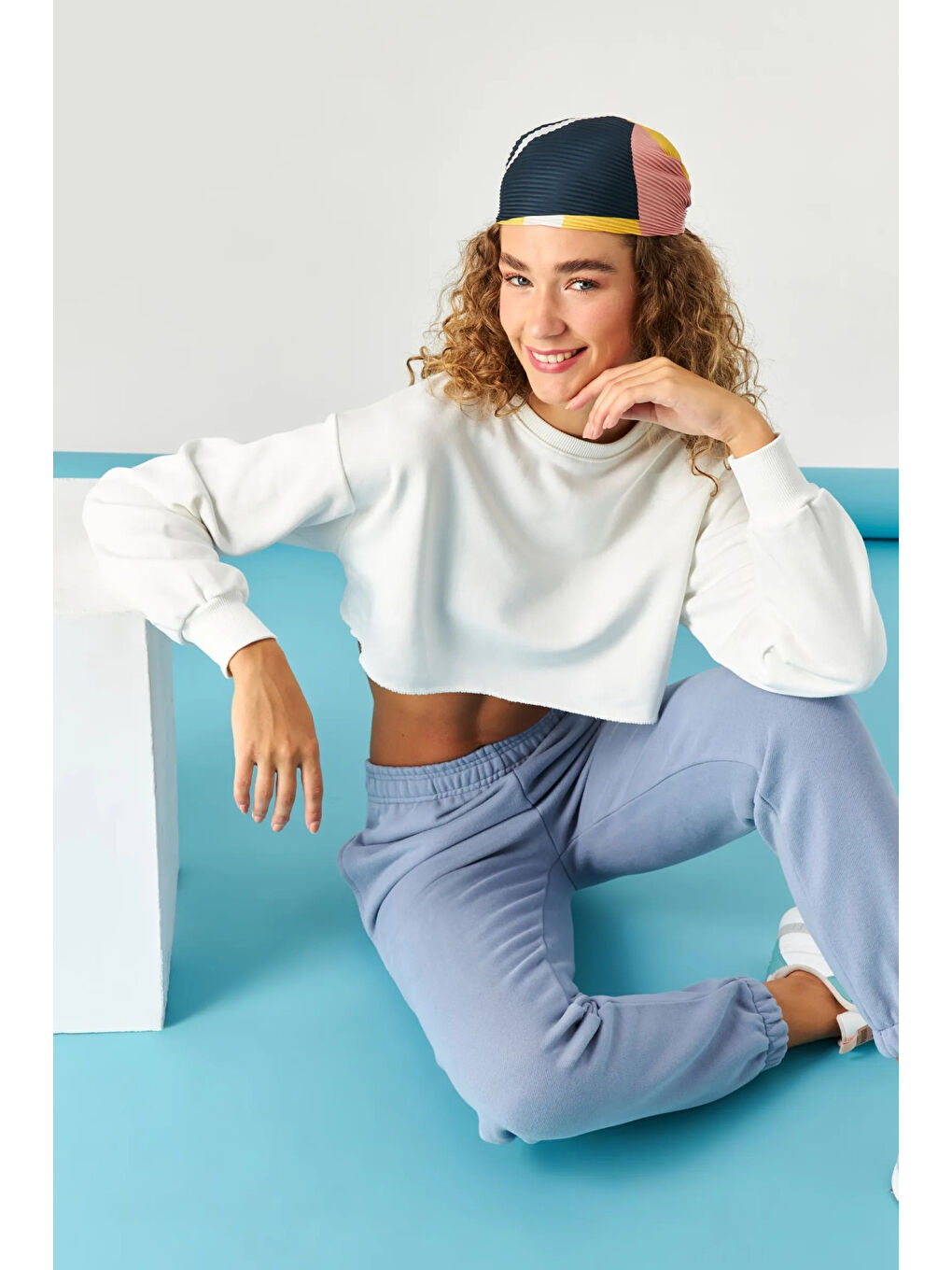 Kadın Beyaz Basic Bisiklet Yaka Uzun Kollu Crop Sweatshirt HZL24W-ZK11351-1