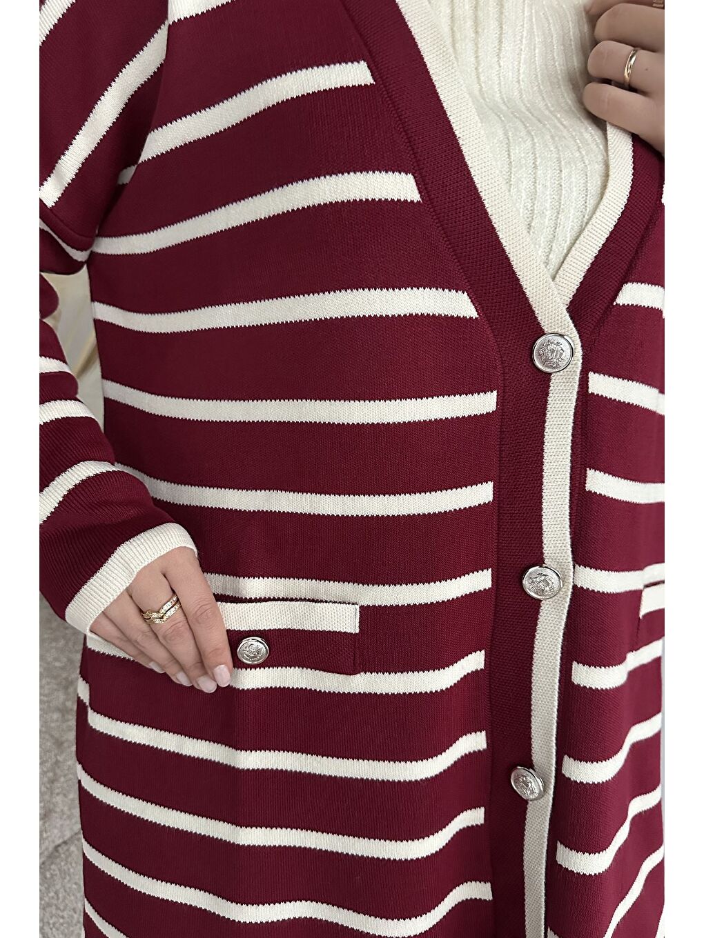 Bordo Gülseli Çizgi Desenli Ön Düğmeli Tesettür Triko Hırka-2