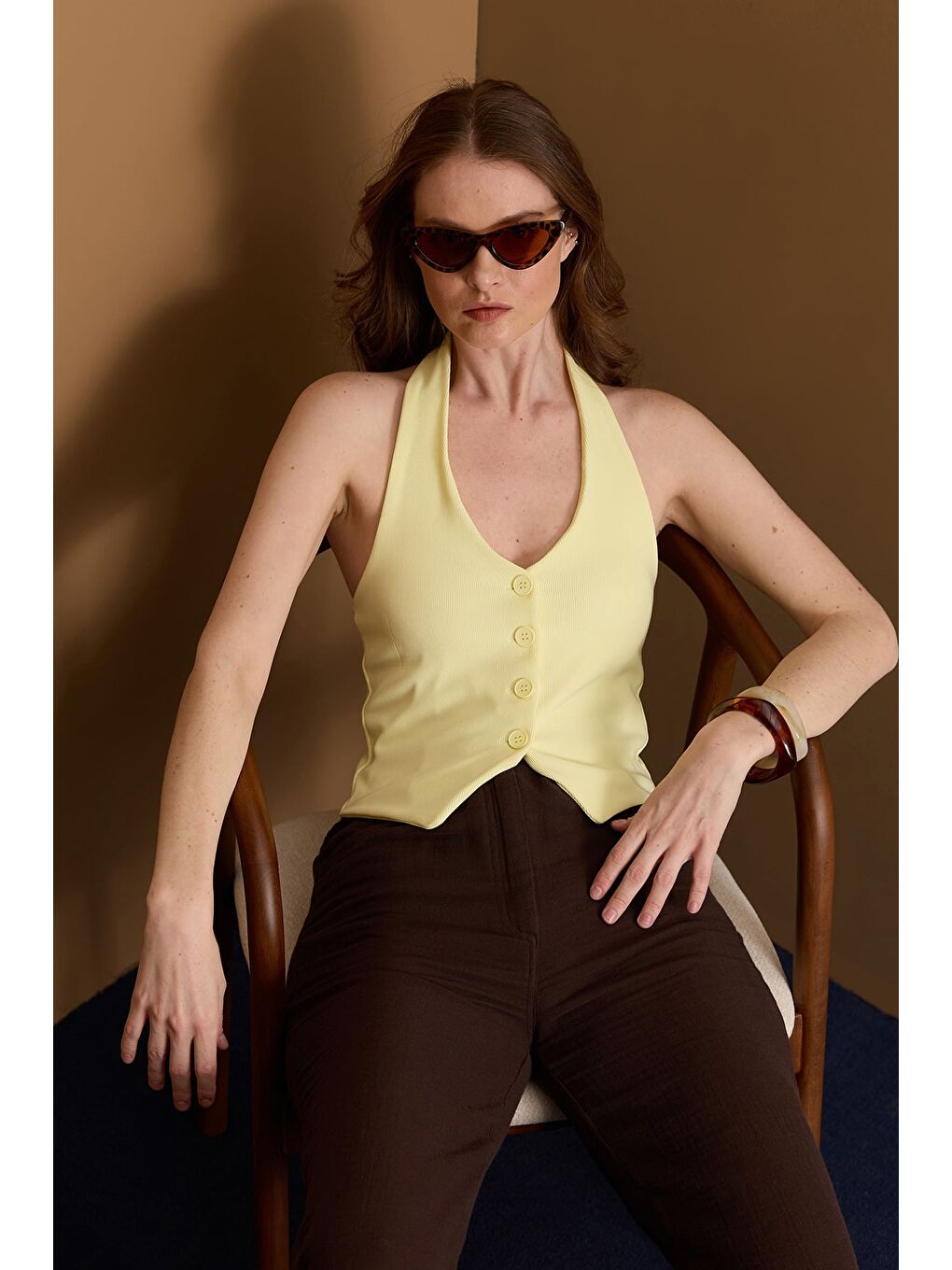 Sarı Boyundan Geçmeli Düğmeli Yelek-1