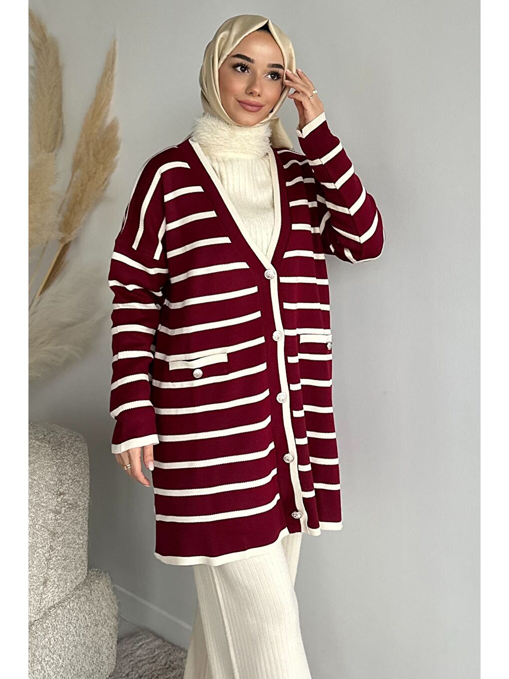 Bordo Gülseli Çizgi Desenli Ön Düğmeli Tesettür Triko Hırka-4