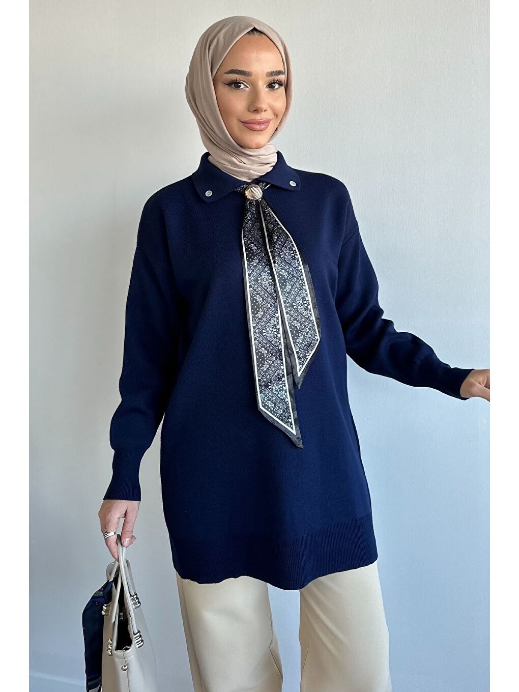 Lacivert Gülseli Polo Yaka Fular Aksesuarlı Tesettür Triko Tunik-2