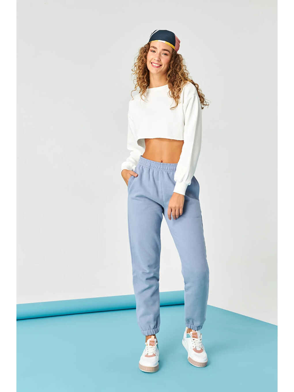 Kadın Beyaz Basic Bisiklet Yaka Uzun Kollu Crop Sweatshirt HZL24W-ZK11351-2