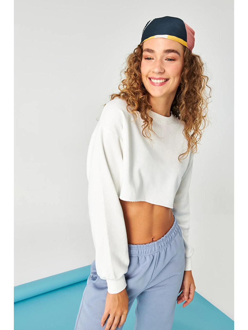 Kadın Beyaz Basic Bisiklet Yaka Uzun Kollu Crop Sweatshirt HZL24W-ZK11351-3