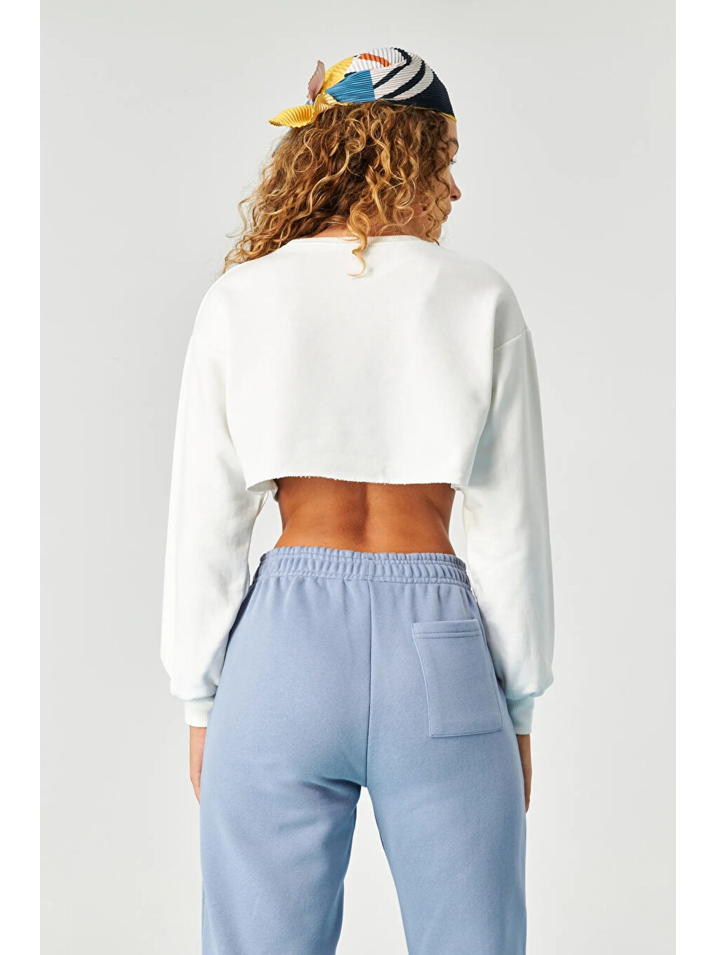 Kadın Beyaz Basic Bisiklet Yaka Uzun Kollu Crop Sweatshirt HZL24W-ZK11351-4