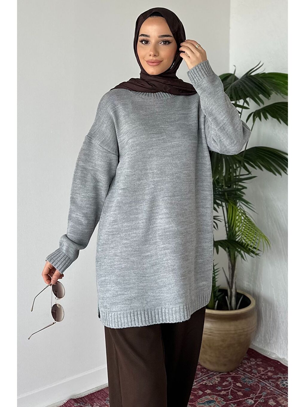 Gri Gülseli Bisiklet Yaka Yırtmaçlı Tesettür Triko Tunik-1