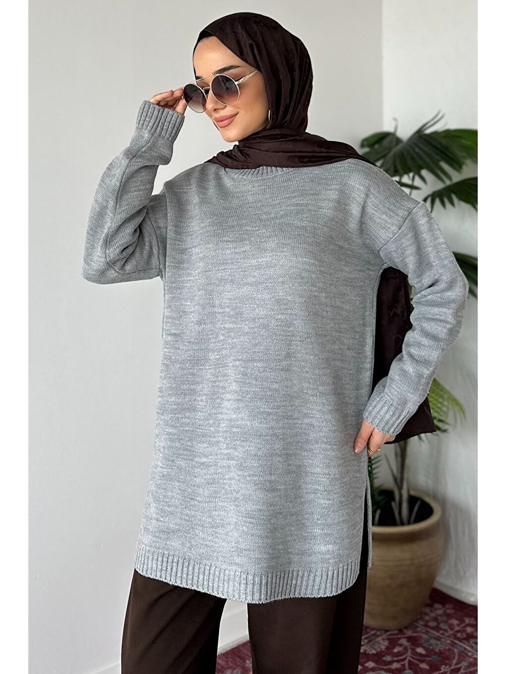 Gri Gülseli Bisiklet Yaka Yırtmaçlı Tesettür Triko Tunik-3