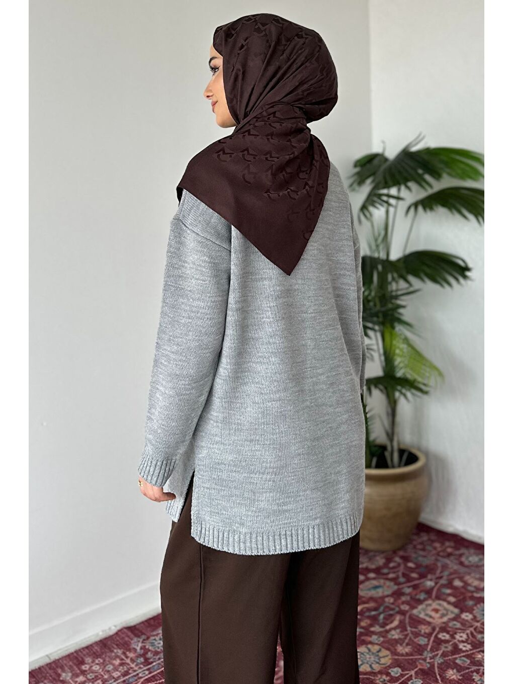 Gri Gülseli Bisiklet Yaka Yırtmaçlı Tesettür Triko Tunik-4