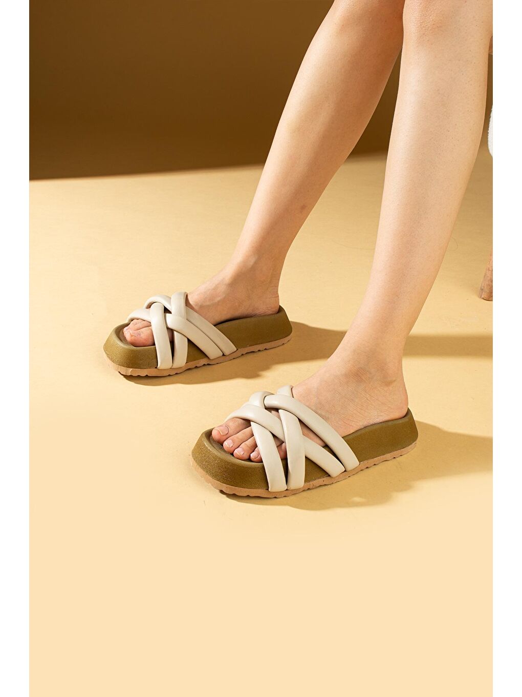 Ekru Yüksek Taban Çapraz Kalın Bantlı Kadın Terlik 78-556-24-1