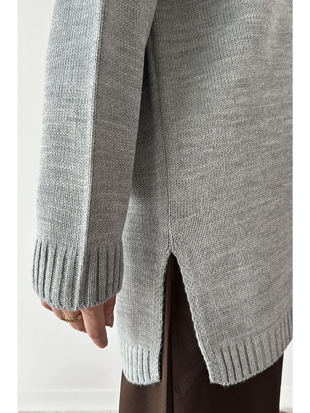 Gri Gülseli Bisiklet Yaka Yırtmaçlı Tesettür Triko Tunik-7