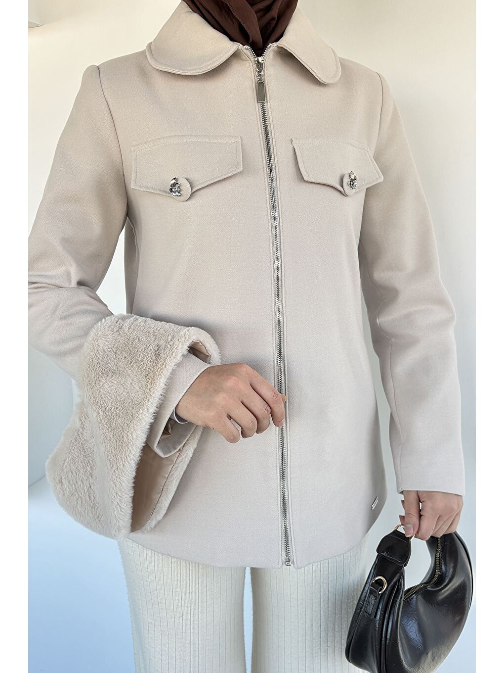 Ekru Yaka Pelüşlü Taş İşlemeli Tesettür Kaban-2