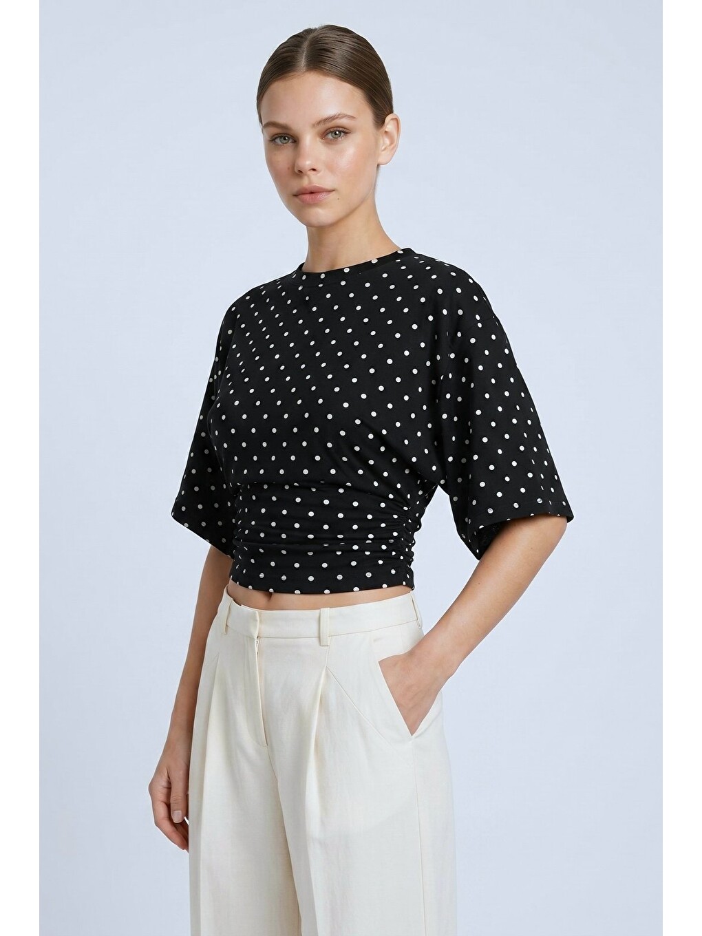 Siyah Puantiyeli Bisiklet Yaka Beli Büzgülü Yarasa Kollu Crop Bluz-1