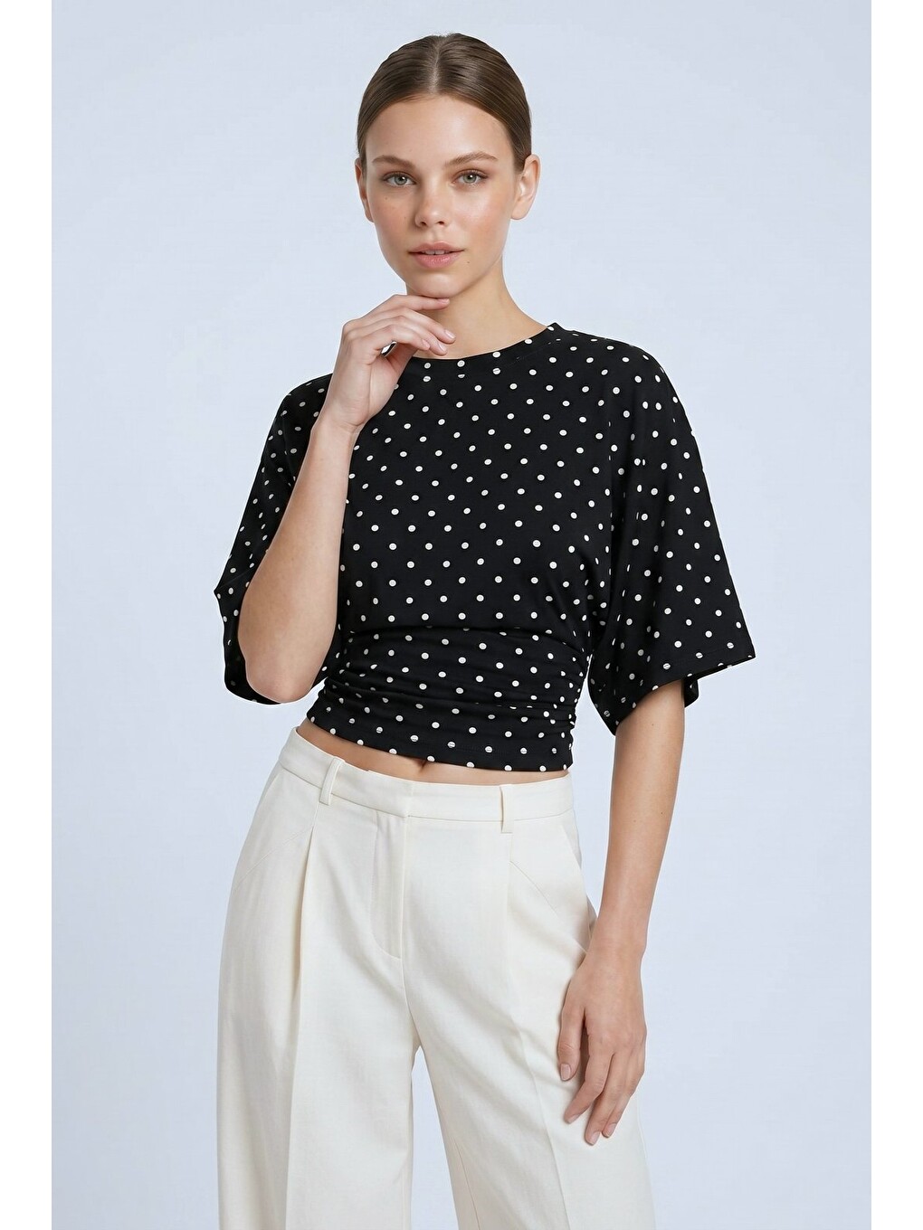 Siyah Puantiyeli Bisiklet Yaka Beli Büzgülü Yarasa Kollu Crop Bluz-2