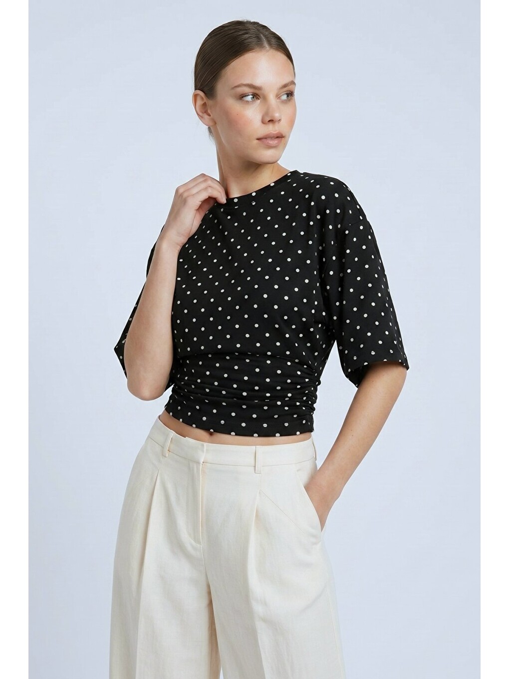 Siyah Puantiyeli Bisiklet Yaka Beli Büzgülü Yarasa Kollu Crop Bluz-3