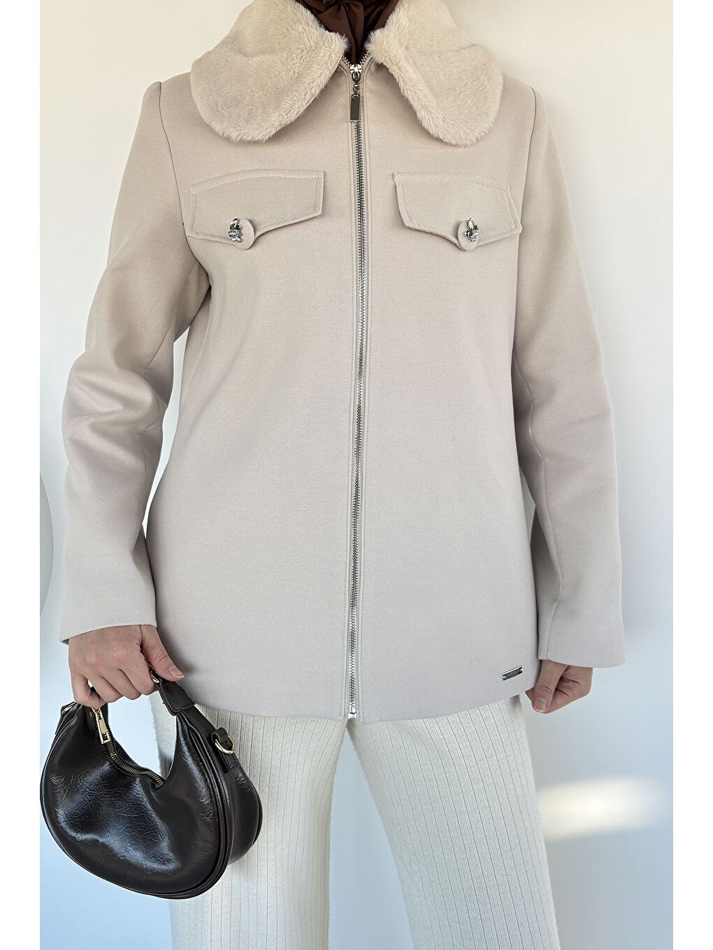 Ekru Yaka Pelüşlü Taş İşlemeli Tesettür Kaban-4