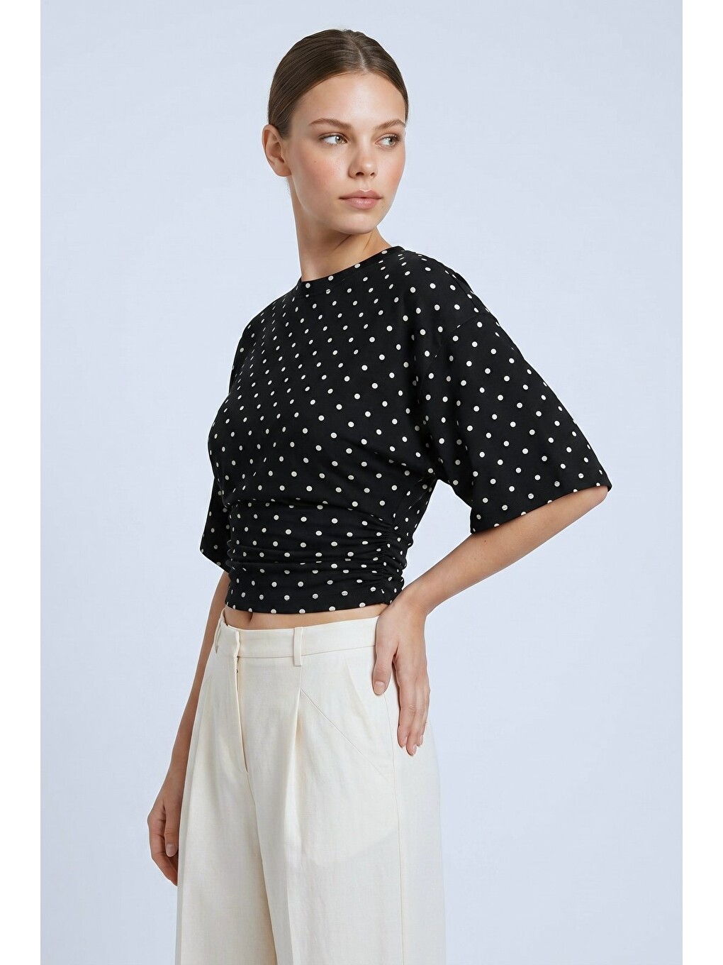 Siyah Puantiyeli Bisiklet Yaka Beli Büzgülü Yarasa Kollu Crop Bluz-4