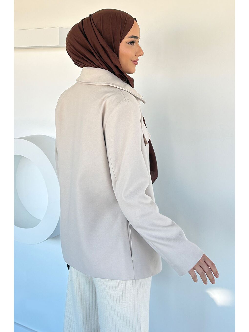 Ekru Yaka Pelüşlü Taş İşlemeli Tesettür Kaban-7
