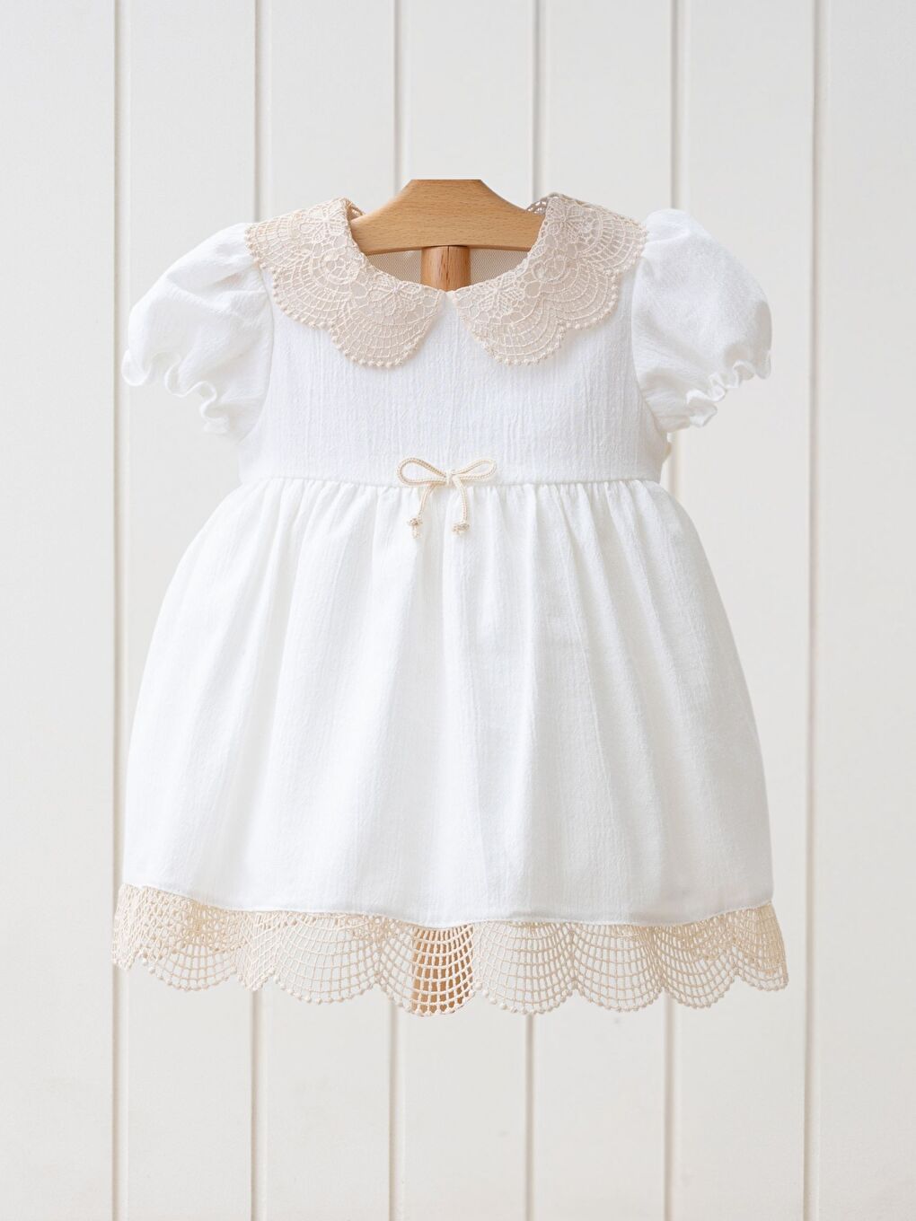 Ekru Bebe Yaka Kısa Kollu Dantel Detaylı Kız Bebek Elbise
