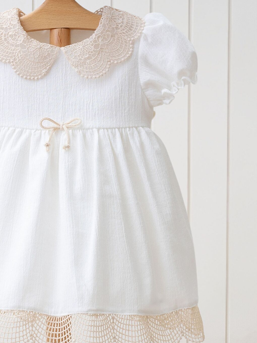 Ekru Bebe Yaka Kısa Kollu Dantel Detaylı Kız Bebek Elbise-1