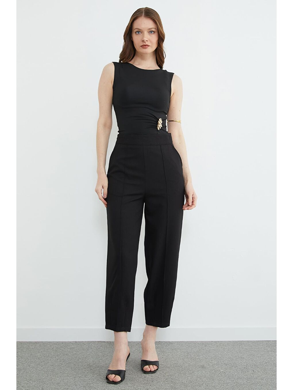 Siyah Çimalı Fermuarlı Pensli Pantolon