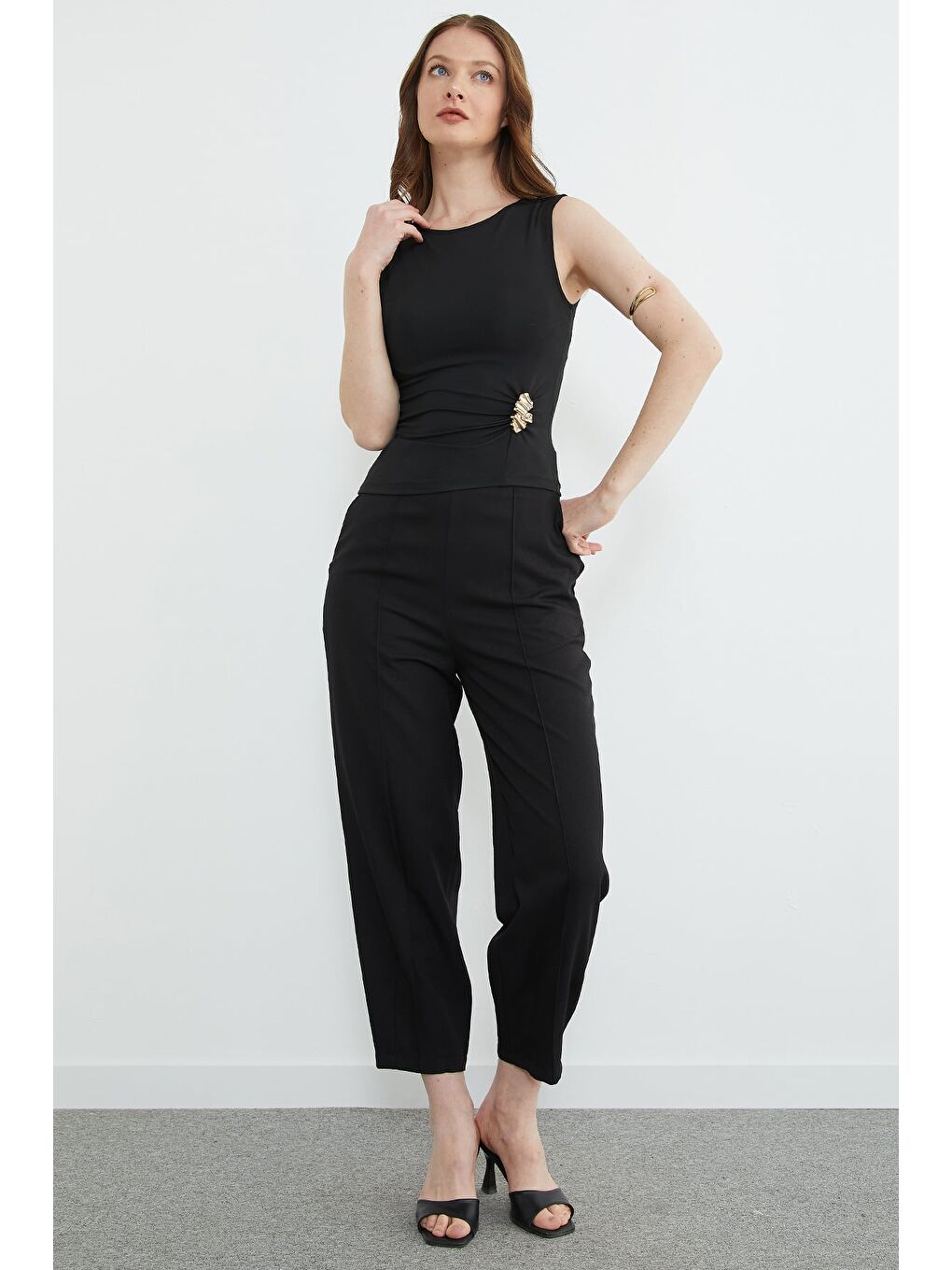 Siyah Çimalı Fermuarlı Pensli Pantolon-1