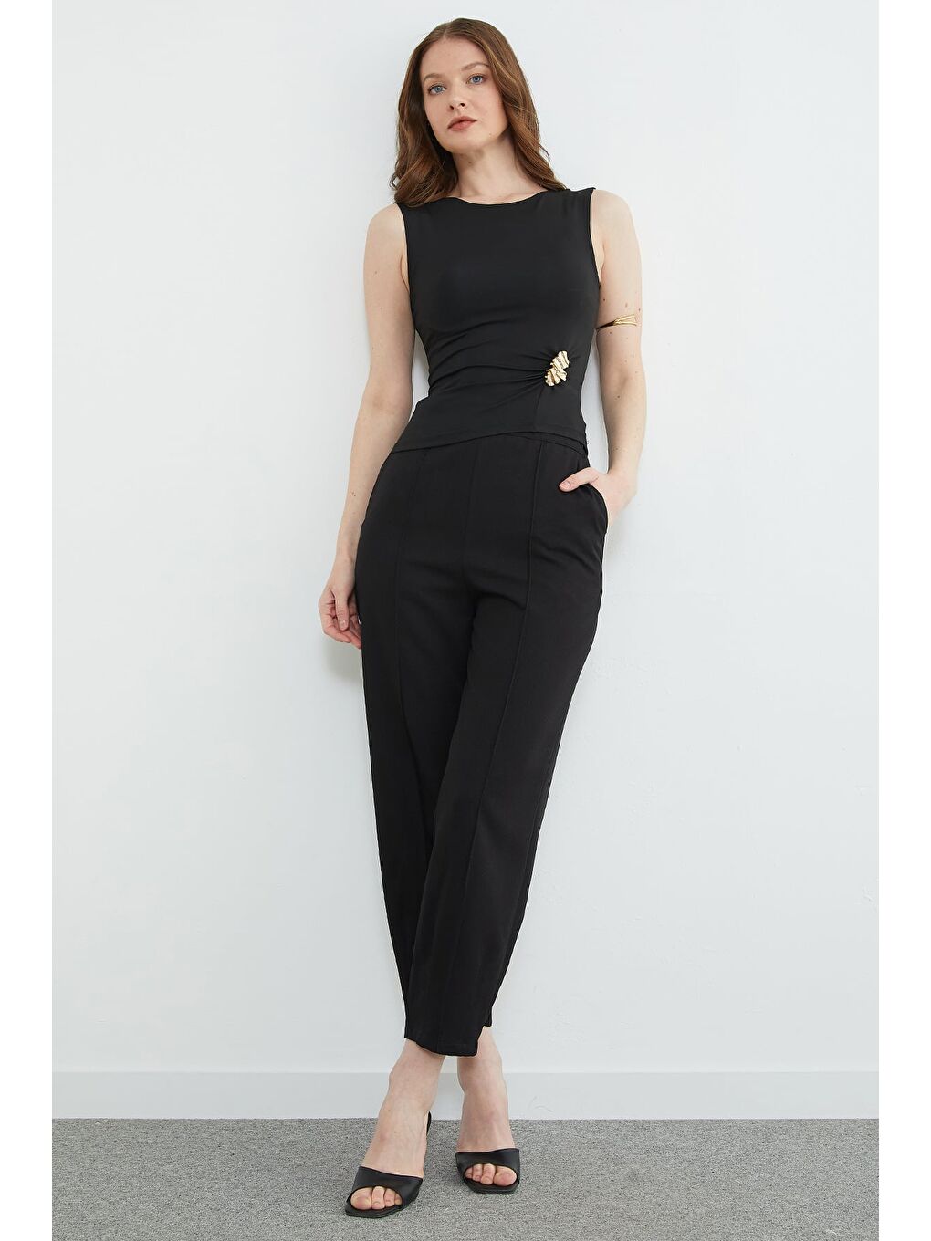 Siyah Çimalı Fermuarlı Pensli Pantolon-2