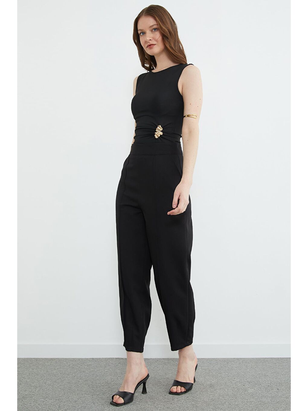 Siyah Çimalı Fermuarlı Pensli Pantolon-3