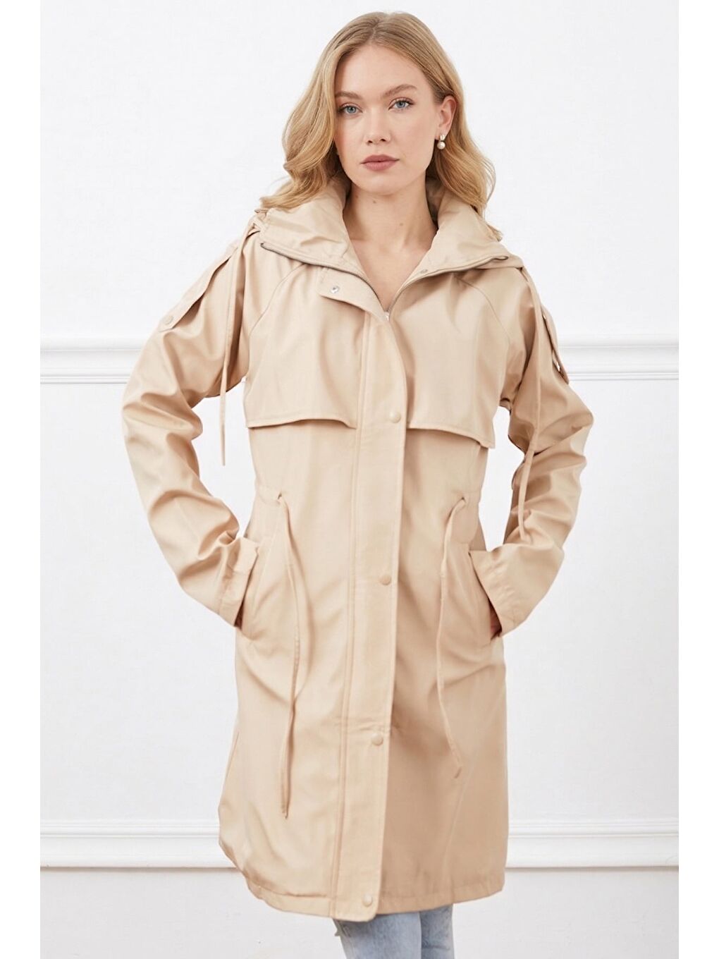Bej Kolu Katlamalı Kapüşonlu Beli Bağlamalı Trençkot-1