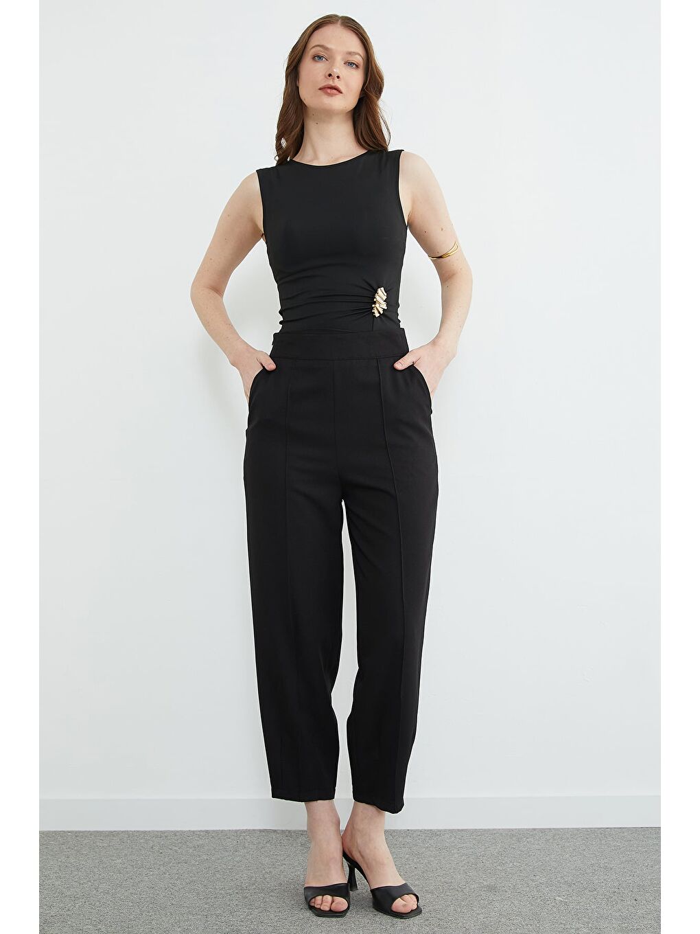 Siyah Çimalı Fermuarlı Pensli Pantolon-4