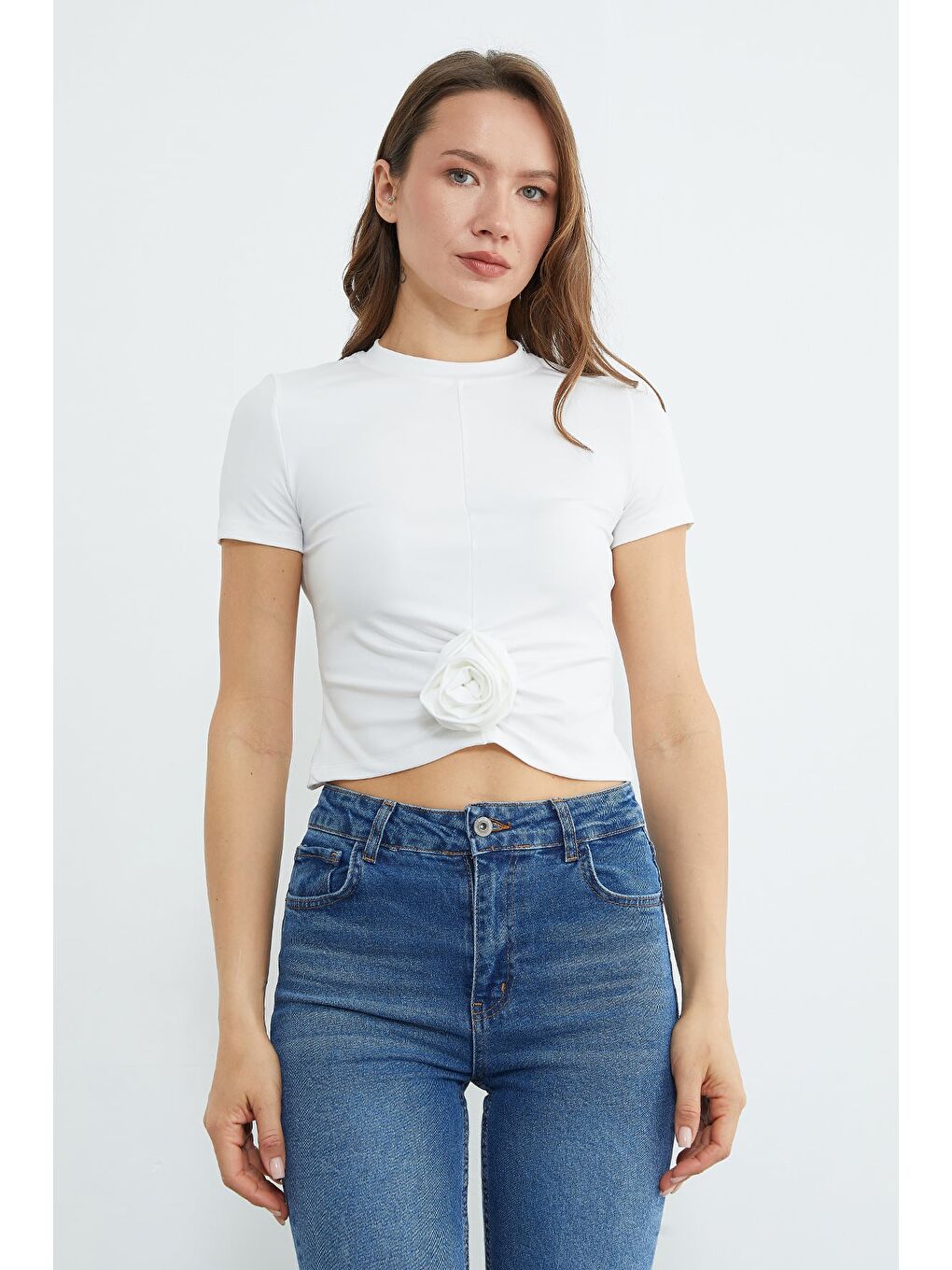 Beyaz Gül Aksesuarlı Bisiklet Yaka Bluz-1