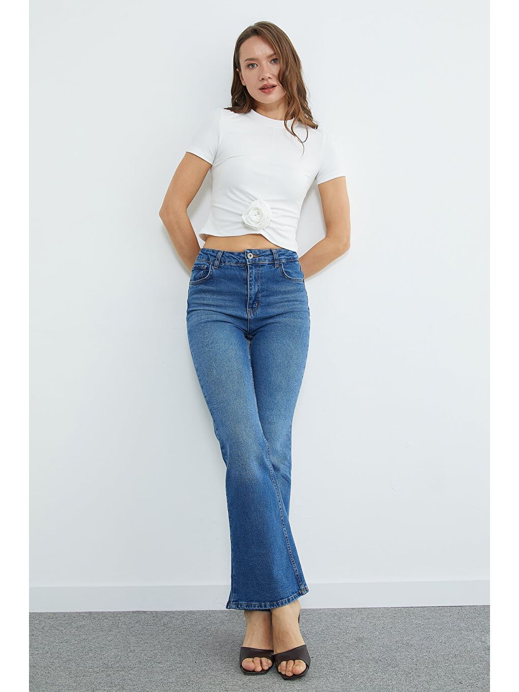 Beyaz Gül Aksesuarlı Bisiklet Yaka Bluz-3