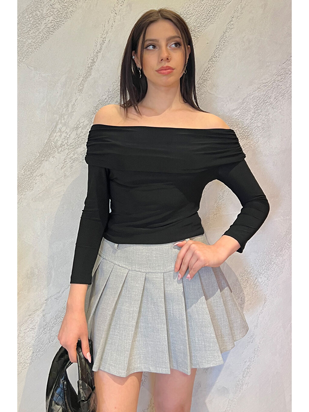 Siyah Madonna Yaka Drapeli Kadın Bluz-1