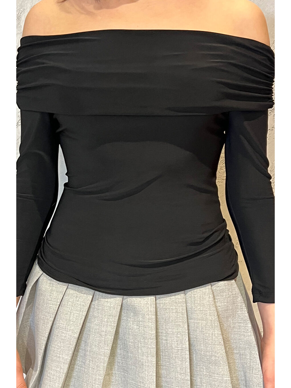 Siyah Madonna Yaka Drapeli Kadın Bluz-2