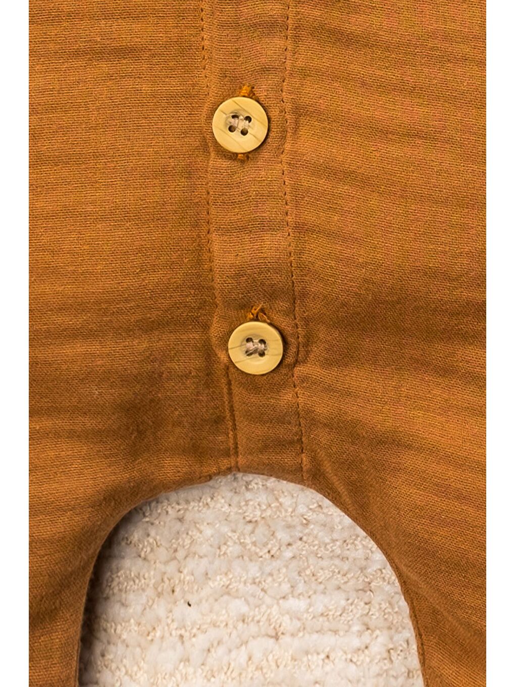 Kahverengi Organik Pamuk Tahta Düğmeli Müslin Cepli Tulum-3